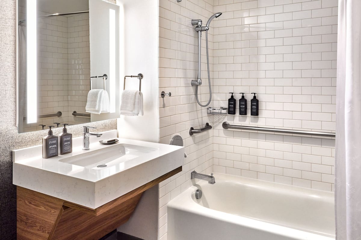 Dusche, Designer-Toilettenartikel, Haartrockner, Handtücher