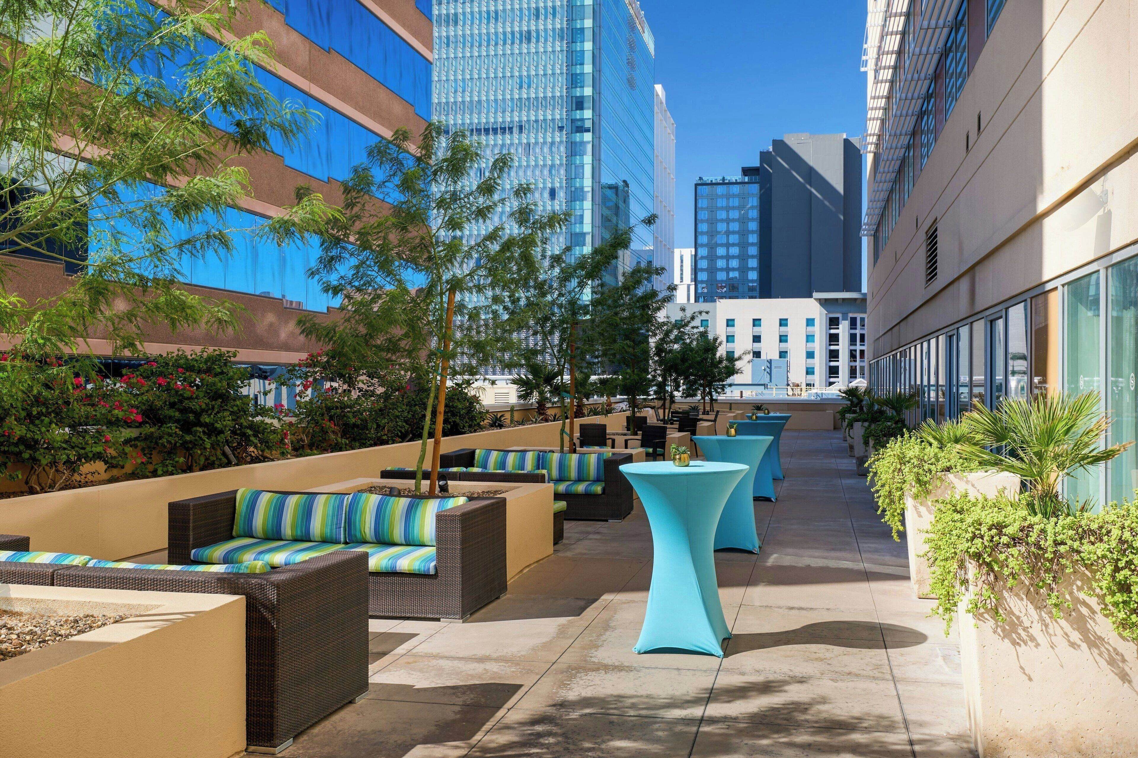 2 か所のレストラン、朝食に営業