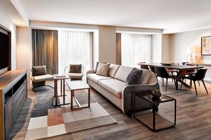 Hypo-allergenic bedding, down duvets, in-room safe, desk