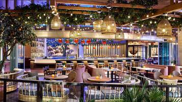 2 restaurants, breakfast served