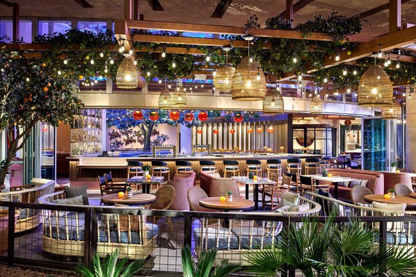 2 restaurants, breakfast served - Sheraton Phoenix Downtown (Phoenix)