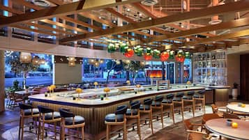 2 restaurants; breakfast, lunch, dinner and brunch served