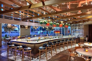 2 restaurants; breakfast, lunch, dinner, and brunch served - Sheraton Phoenix Downtown (Phoenix)