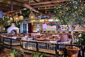 2 restaurants, breakfast served - Sheraton Phoenix Downtown (Phoenix)