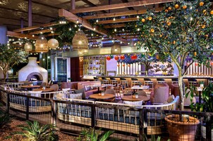 2 εστιατόρια που σερβίρουν πρωινό