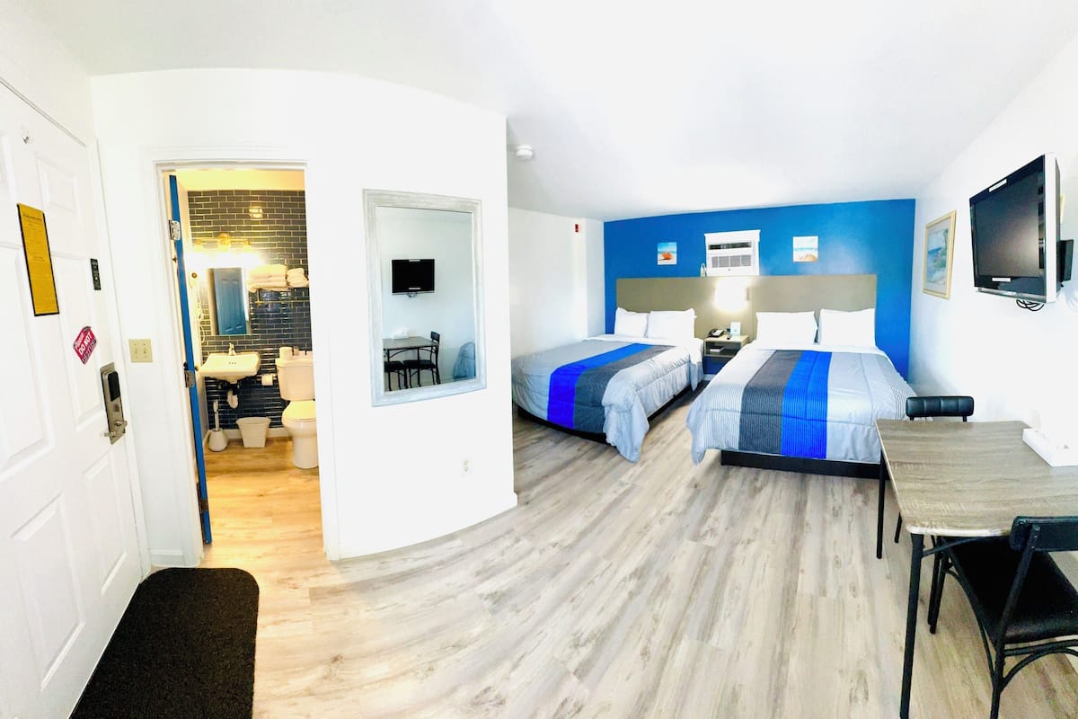 Deluxe Quadruple Room, 2 Queen Beds | Free WiFi, bed sheets