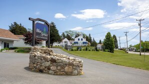 Une construction en pierre avec une enseigne indiquant « Blue Spruce Inn & Townhouses ».