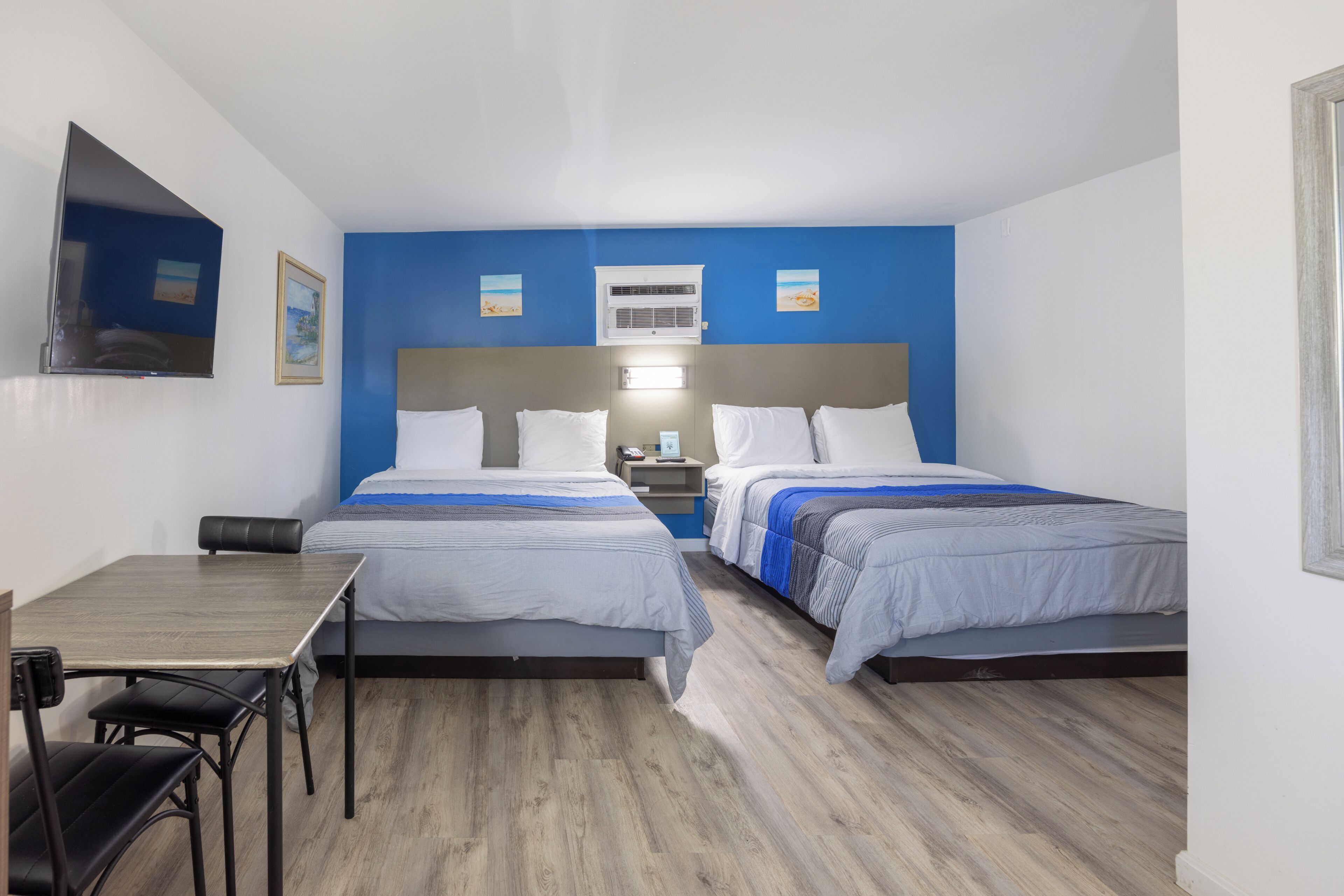 Habitación cuádruple Deluxe, 2 camas de matrimonio | Wifi gratis y ropa de cama