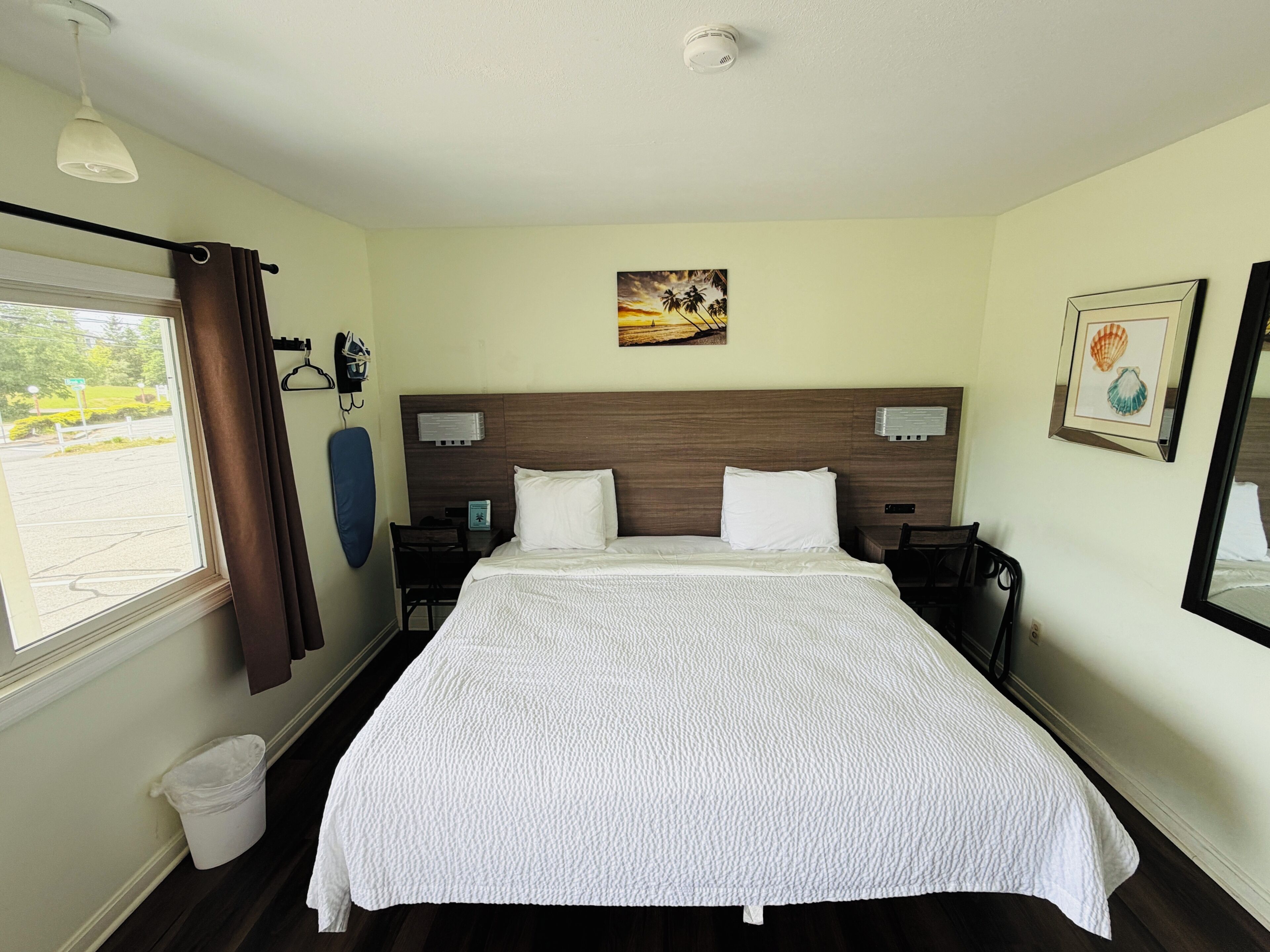 Standard Room, 1 Queen Bed | Free WiFi, bed sheets