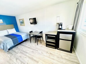 豪華四人房, 2 張加大雙人床 | 起居區 | 26-吋 LCD 液晶電視、有線頻道、電視