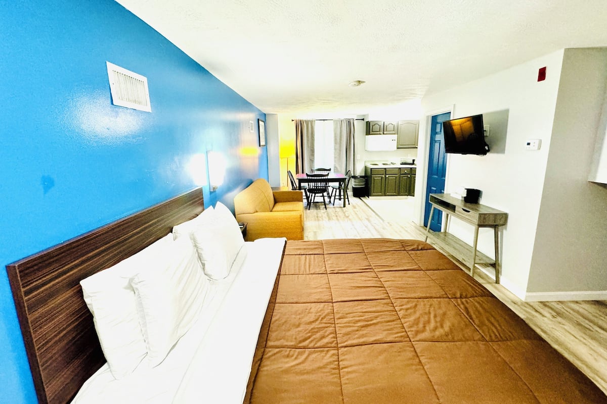 Deluxe Studio, Non Smoking | Free WiFi, bed sheets