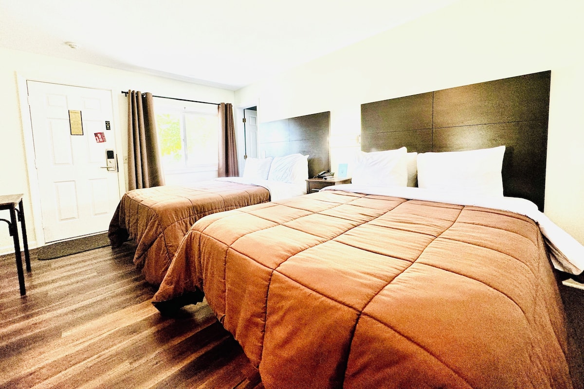 Economy Quadruple Room, 2 Queen Beds | Free WiFi, bed sheets