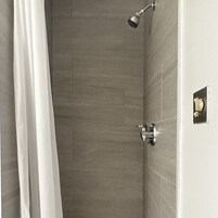 Secador de cabelo, toalhas de banho