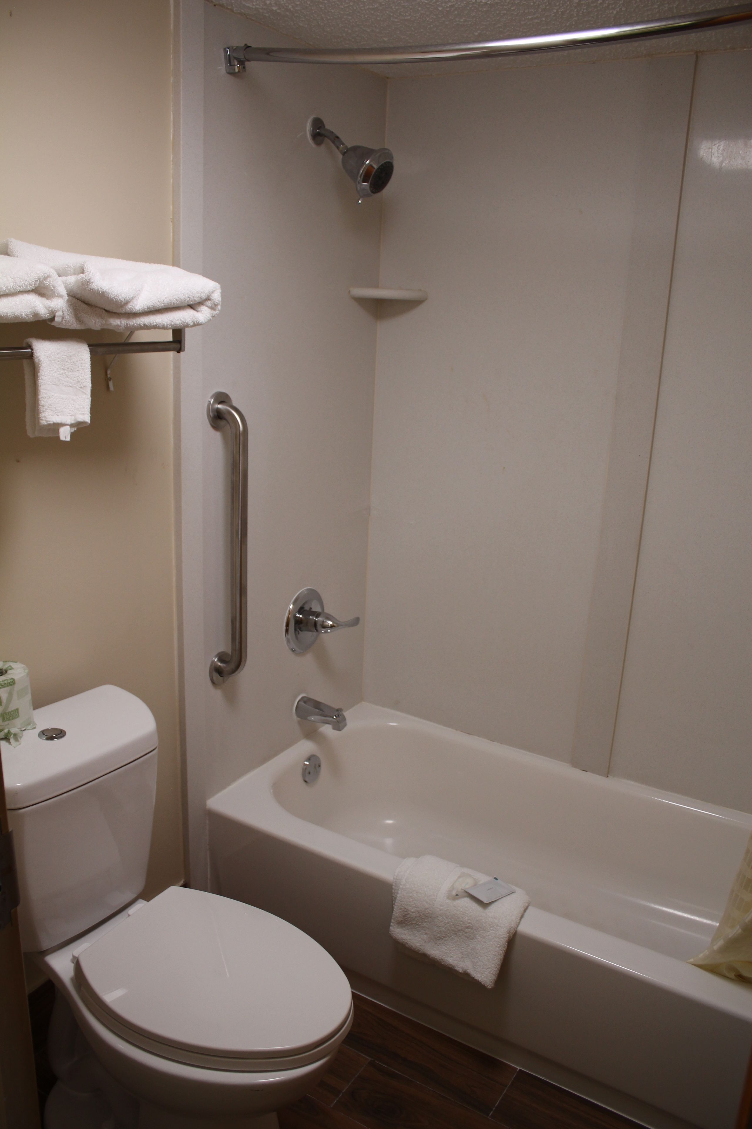 Jetted bathtub
