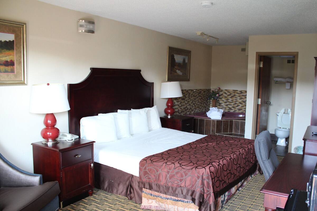 Room, 1 King Bed, Jetted Tub (No Pets Allowed) | WiFi (free), bed sheets