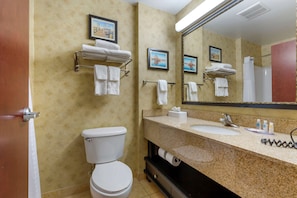 Combined shower/tub, hair dryer, towels