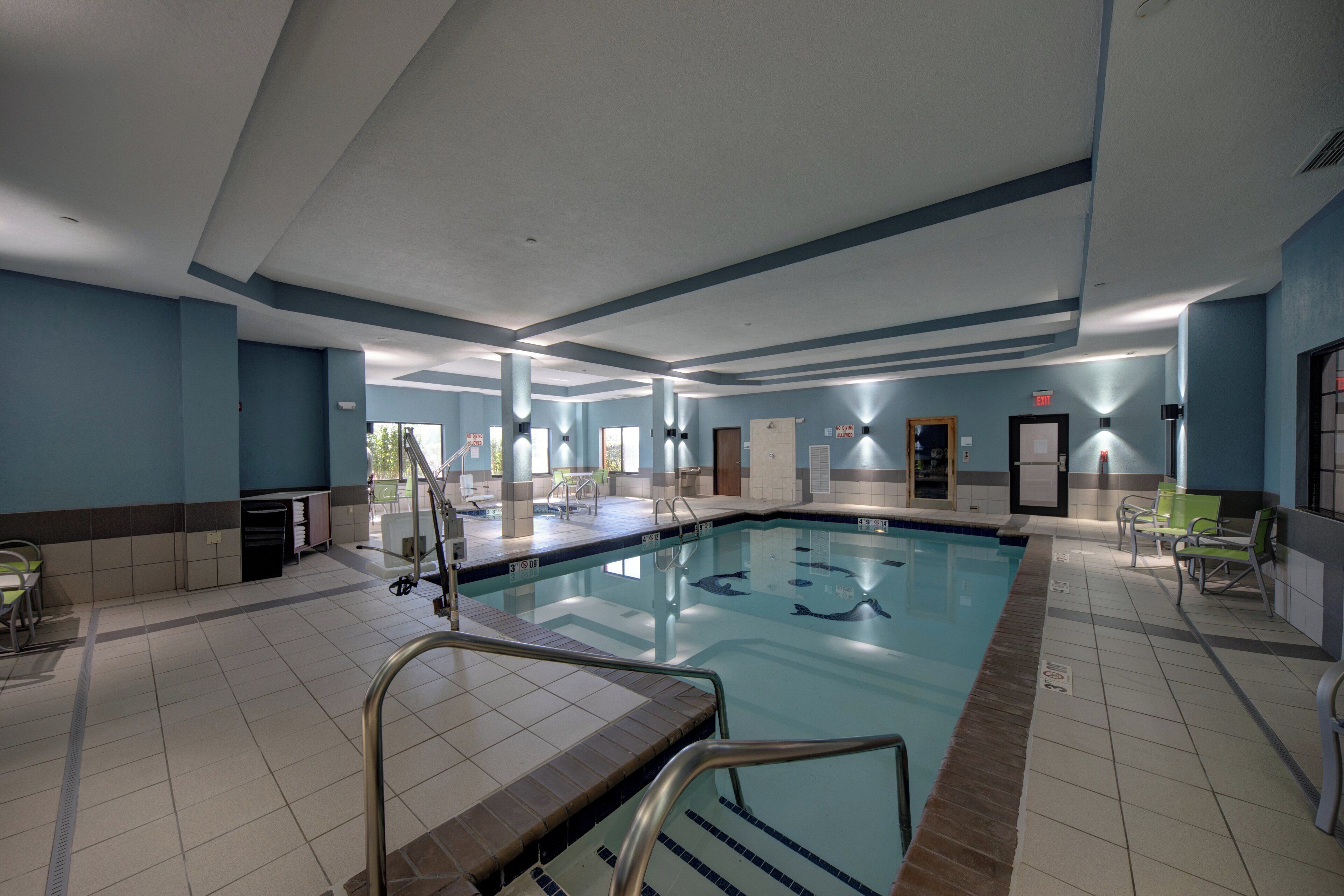 Une piscine dotée d’un plongeoir, de plusieurs couloirs de nage et d’un espace vestiaire.