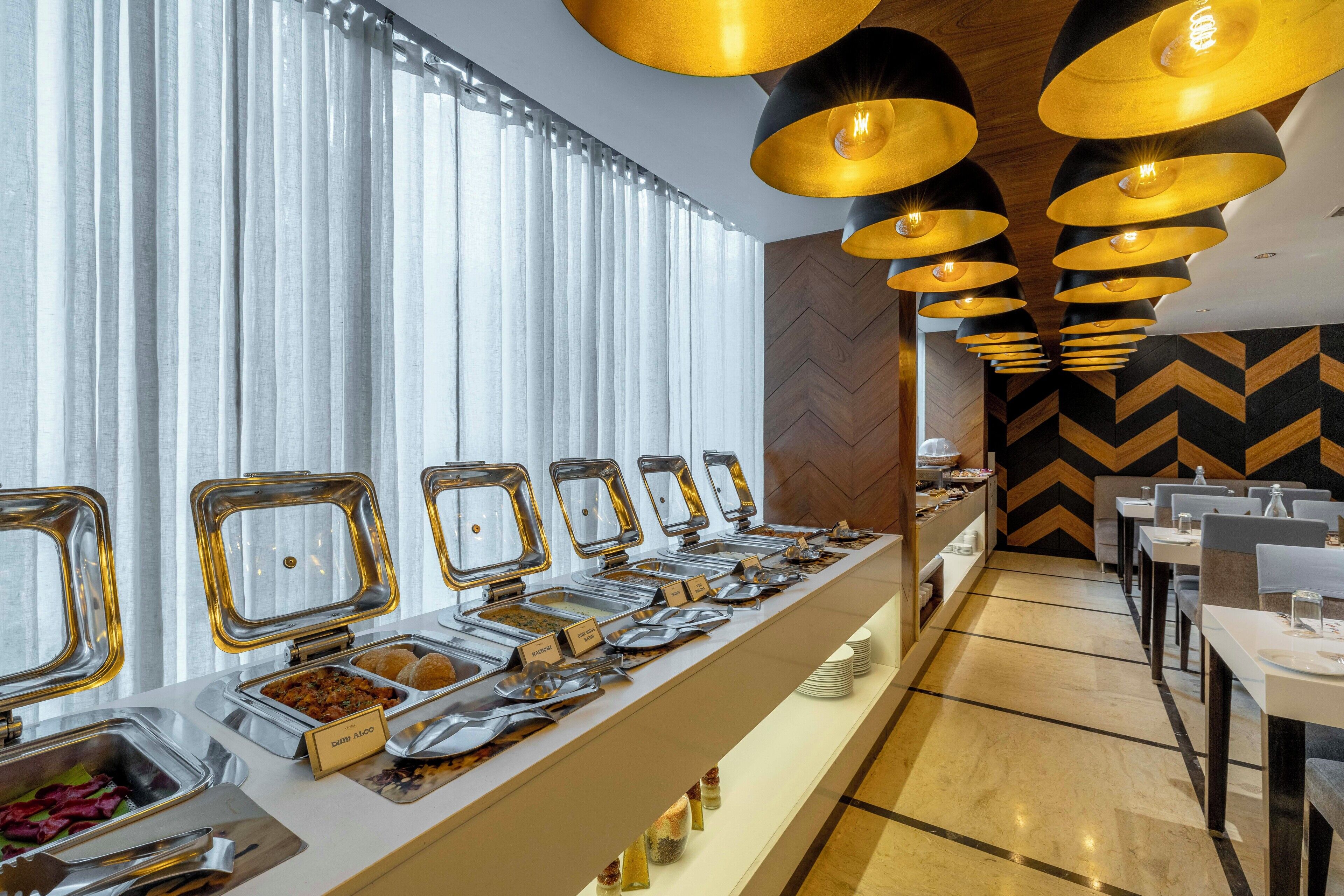 Melayani sarapan, makan siang, dan makan malam