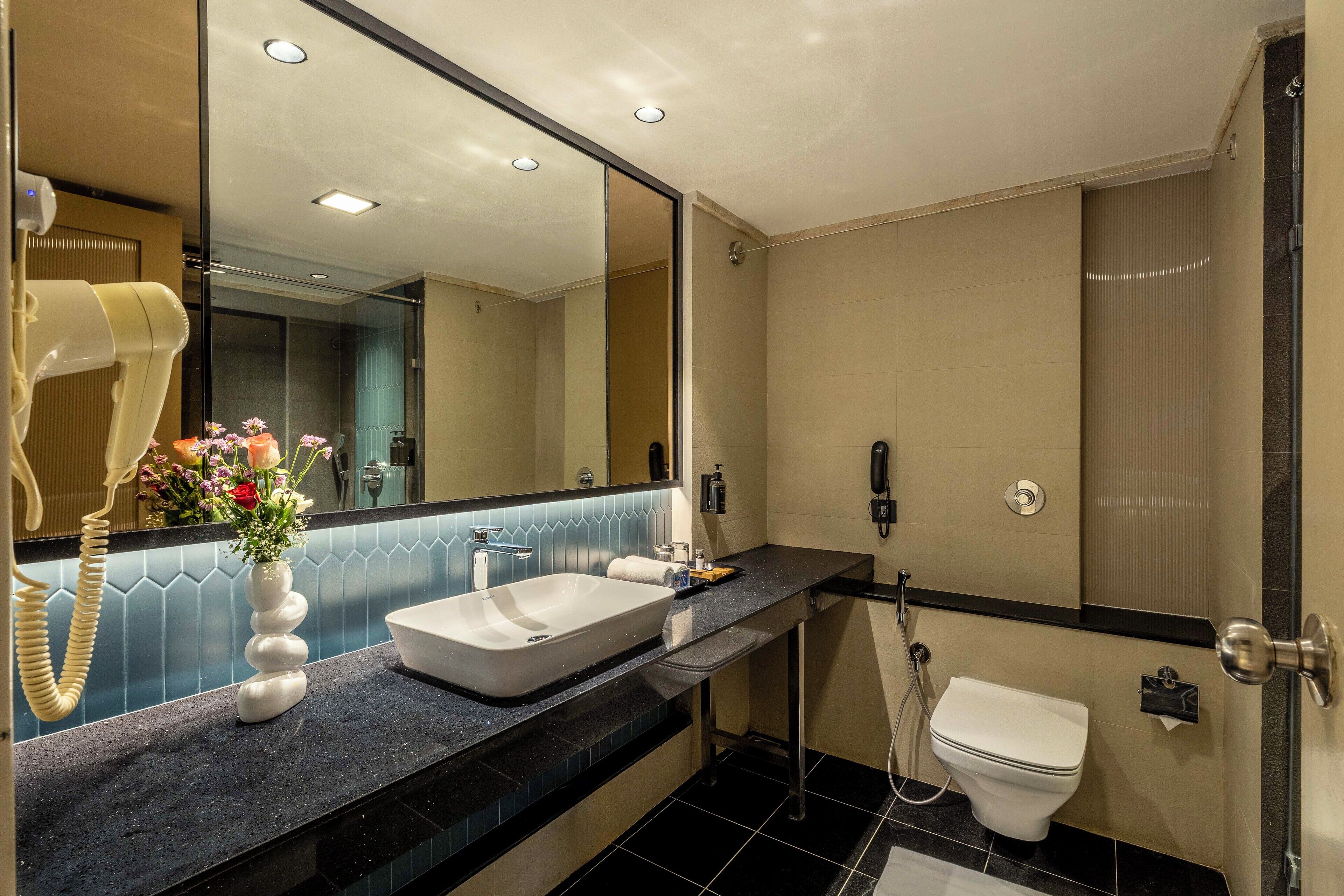 Værelse | Badeværelse | Bruser, gratis toiletartikler, hårtørrer, håndklæder