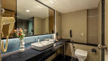 Værelse | Badeværelse | Bruser, gratis toiletartikler, hårtørrer, håndklæder