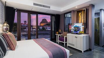 Deluxe with Bathtub | Minibar, in-room safe, individually decorated, desk