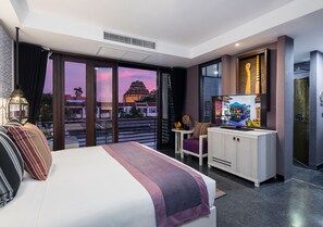 Minibar, caja de seguridad en la habitación y decoración personalizada