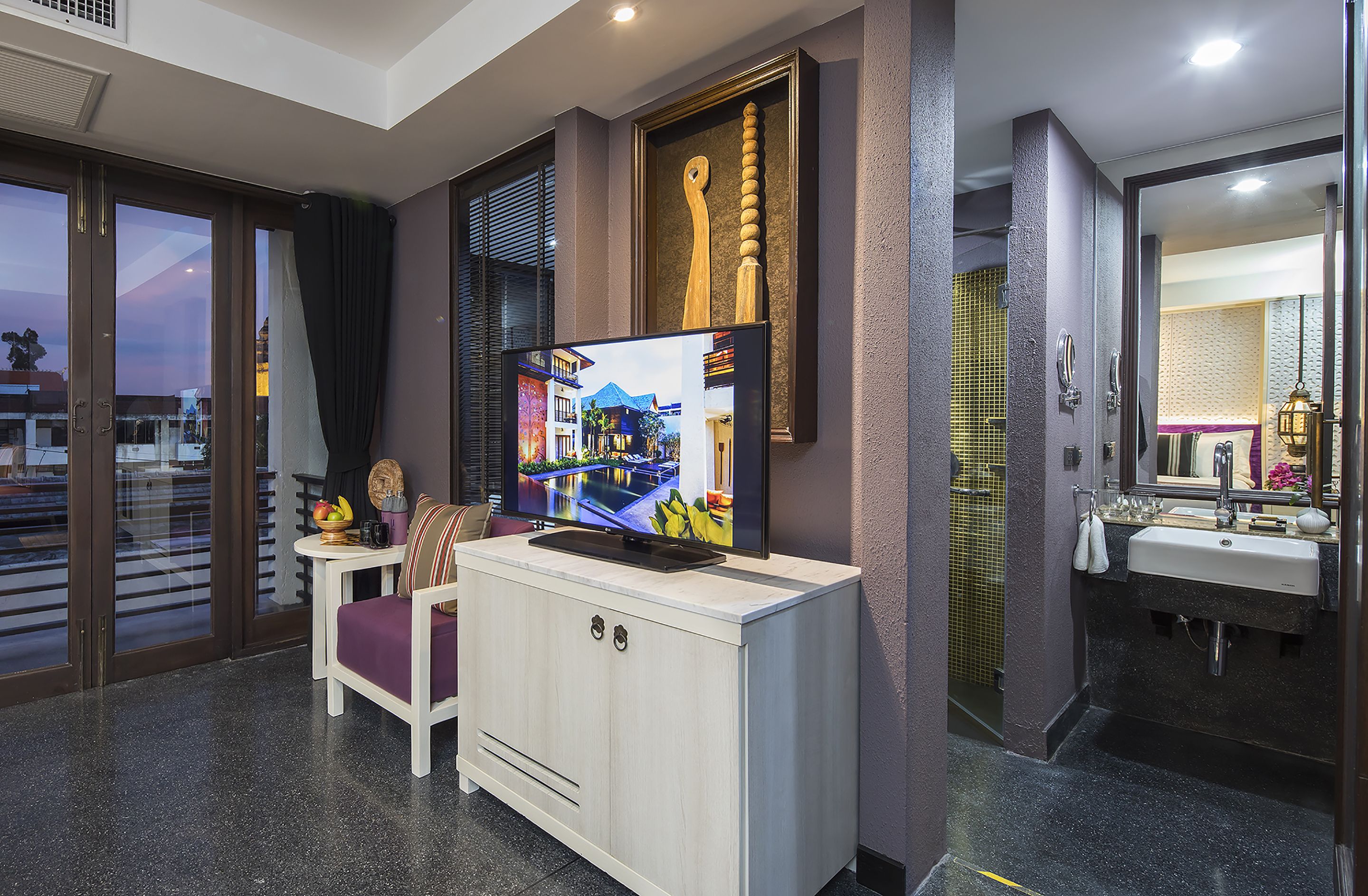 deluxe with bathtub | 1 bedroom, minibar, in-room safe, individually decorated