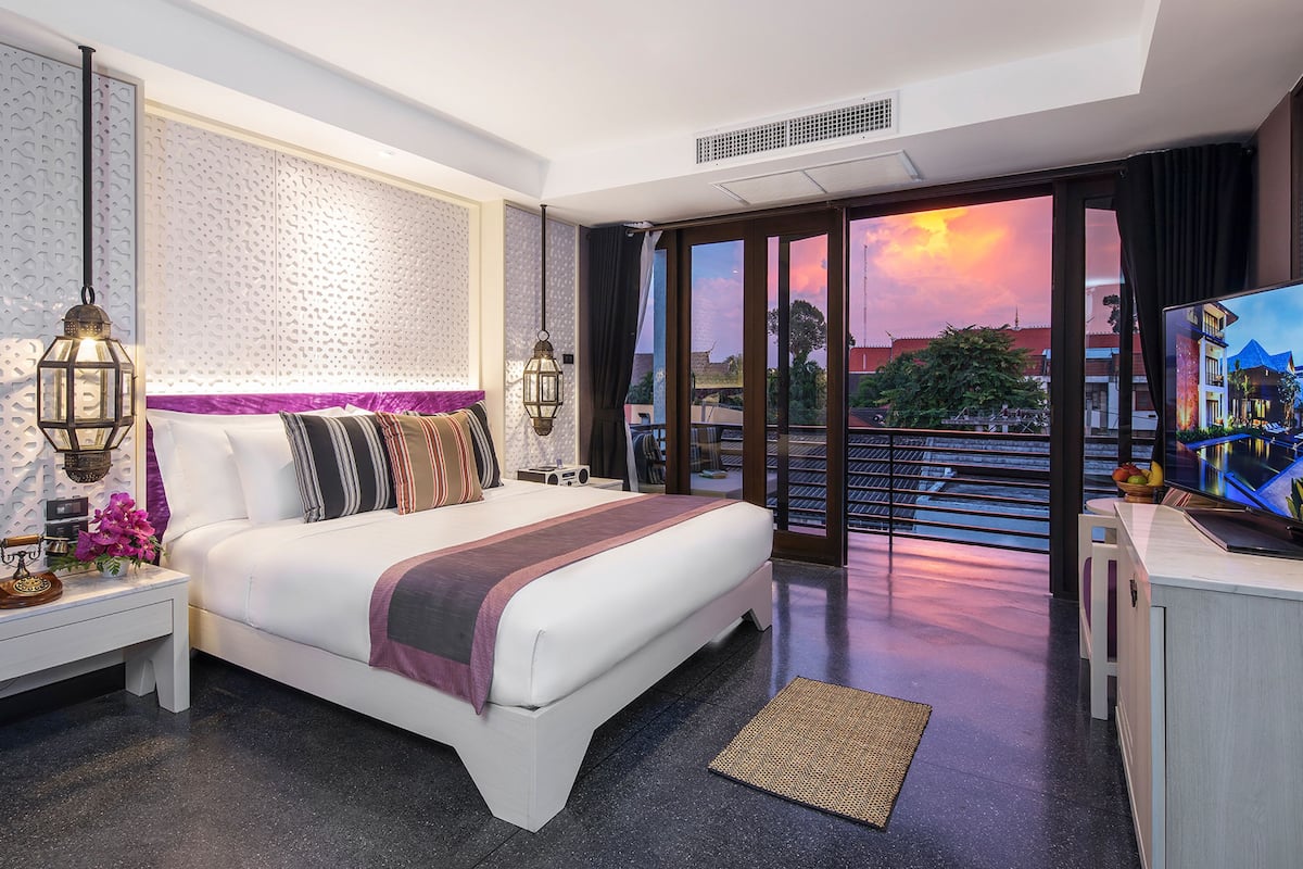 Deluxe with Bathtub | Minibar, in-room safe, desk, blackout drapes