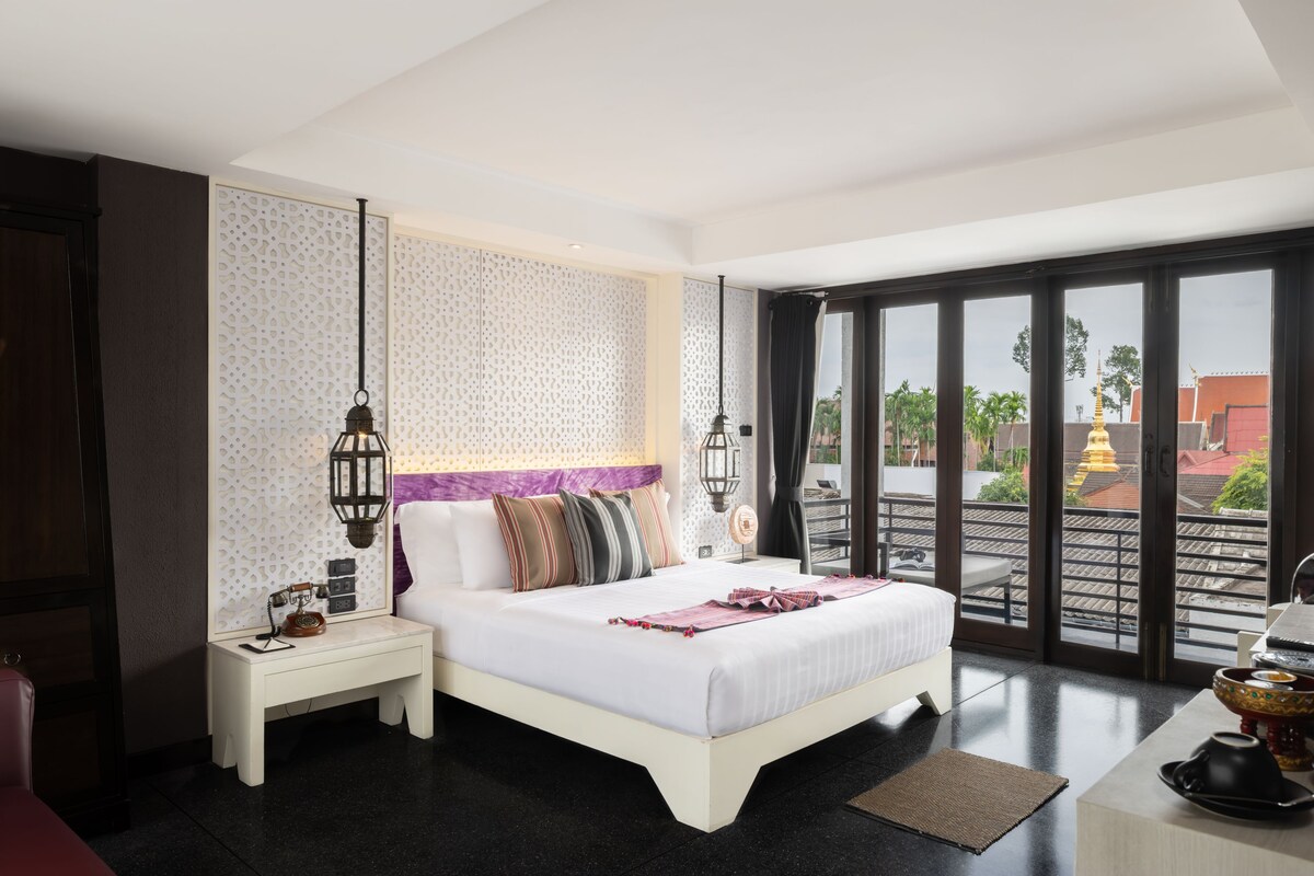 Habitación Deluxe, 1 cama de matrimonio grande | Minibar, caja fuerte, escritorio y cortinas opacas