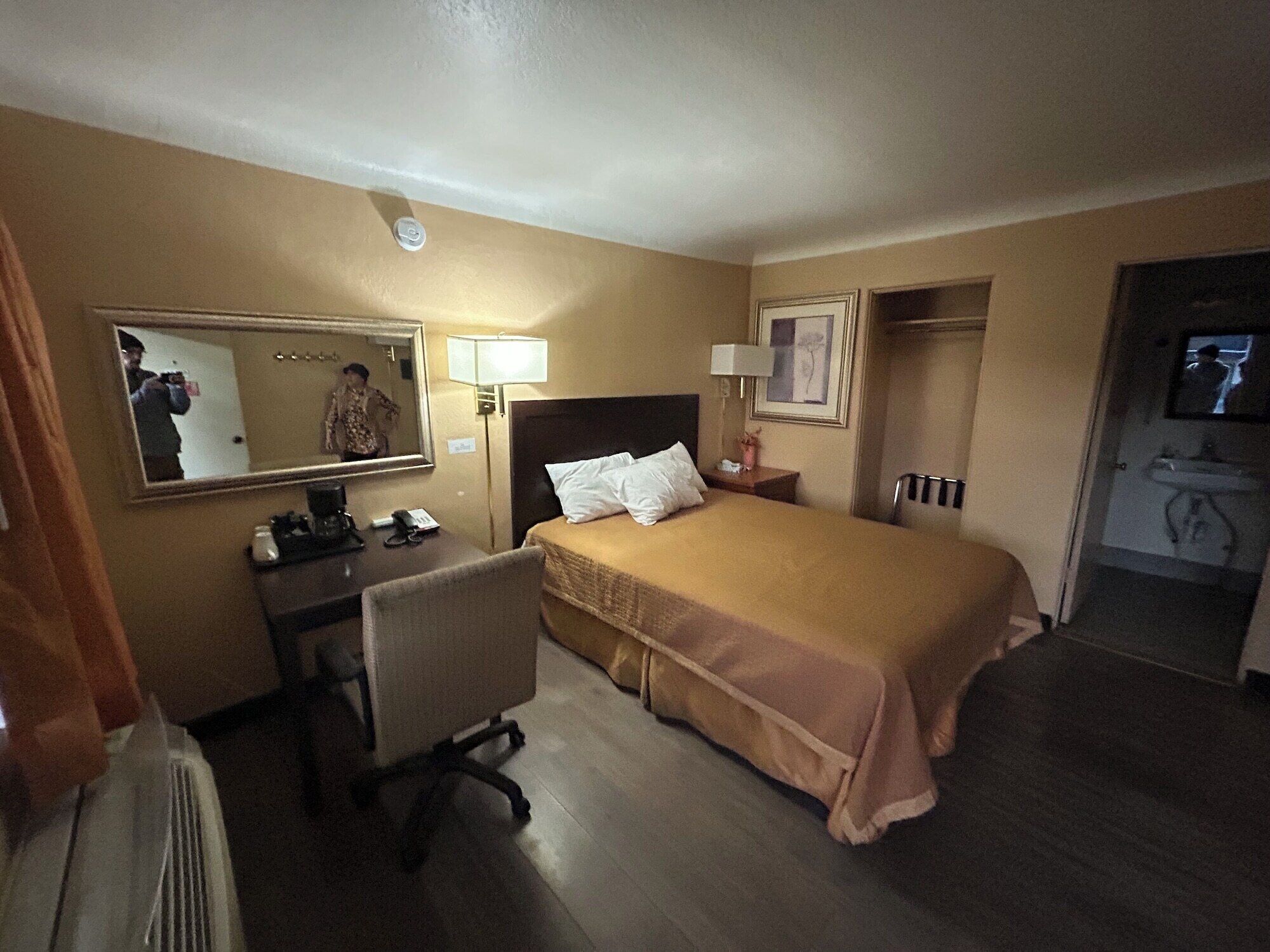 Ameublement personnalisé, bureau, Wi-Fi gratuit, draps fournis