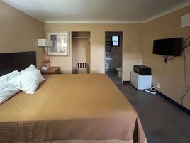 Muebles diferentes, escritorio, wifi gratis y ropa de cama 