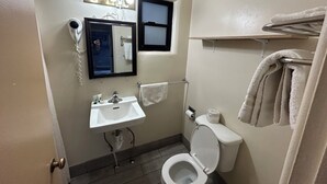 وحدات دش مع أحواض استحمام، مناشف