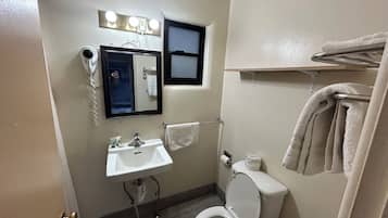 Combined shower/tub, towels