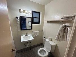 Bañera con ducha, toallas