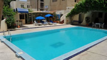 屋内プール、屋外プール、サンラウンジャー