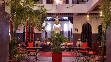 供應早餐、午餐、晚餐;摩洛哥菜;室外用餐