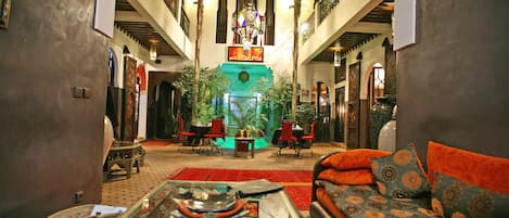 Een binnenzwembad en ligstoelen