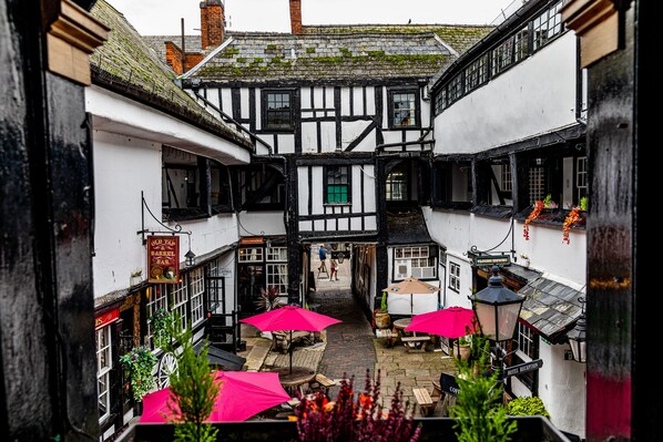 Courtyard - The New Inn by Roomsbooked (Gloucester)