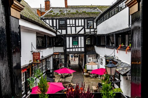 The New Inn by Roomsbooked