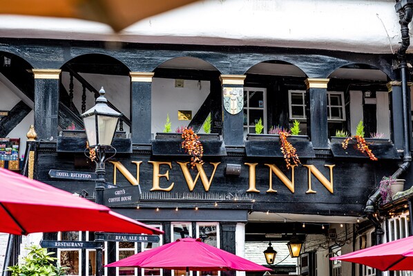 Exterior - The New Inn by Roomsbooked (Gloucester)