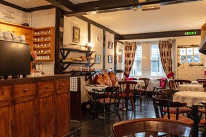 Coffee shop - The New Inn by Roomsbooked (Gloucester)