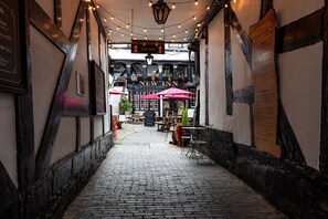 Property entrance - The New Inn by Roomsbooked (Gloucester)