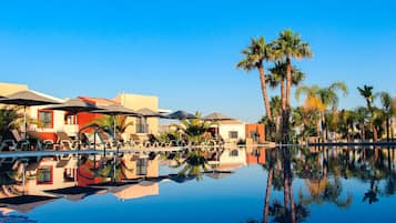 2 piscinas al aire libre, sombrillas, tumbonas