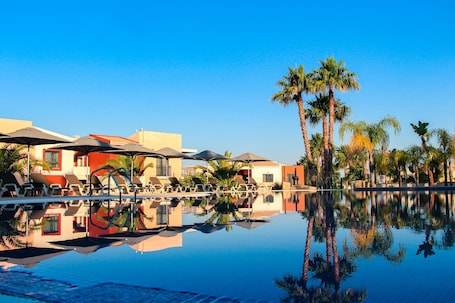 2 piscinas al aire libre, sombrillas, sillones reclinables de piscina