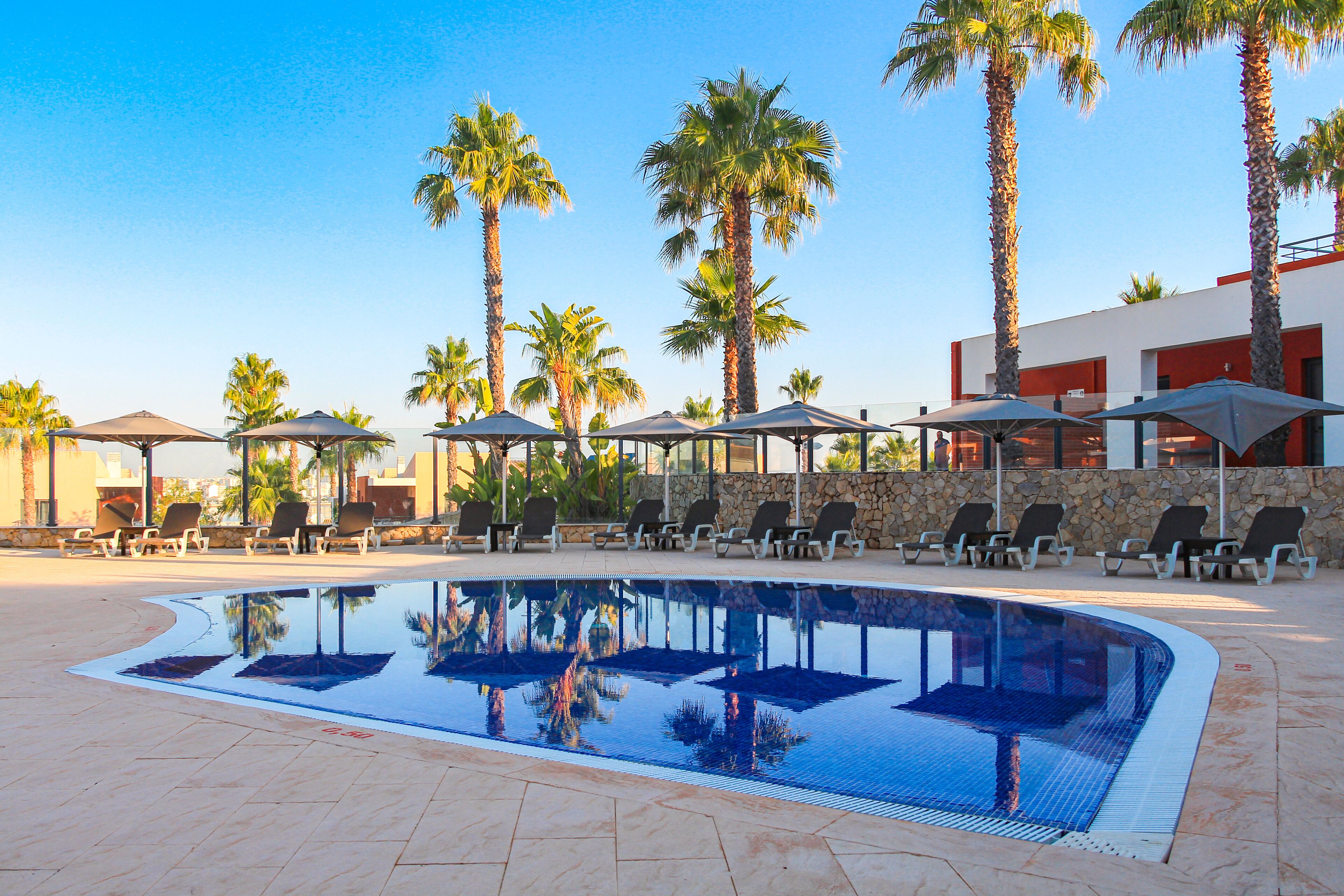 2 buitenzwembaden, parasols voor strand/zwembad