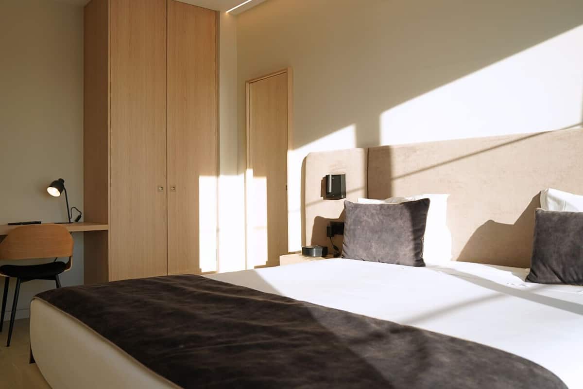 1 habitación, caja de seguridad en la habitación y escritorio