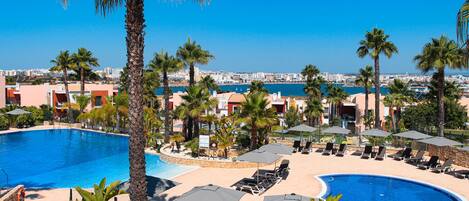 2 piscinas al aire libre, sombrillas, sillones reclinables de piscina