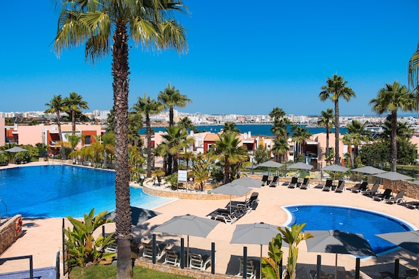 2 piscines extérieures, parasols de plage, chaises longues