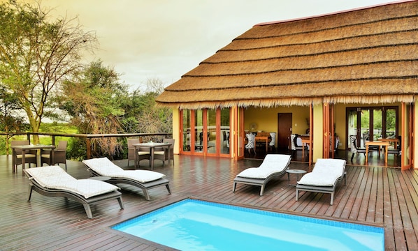 Outdoor pool, sun loungers - Shishangeni Lodge, Kruger National Park (Nkomazi)
