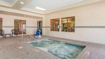 Een binnenzwembad en ligstoelen